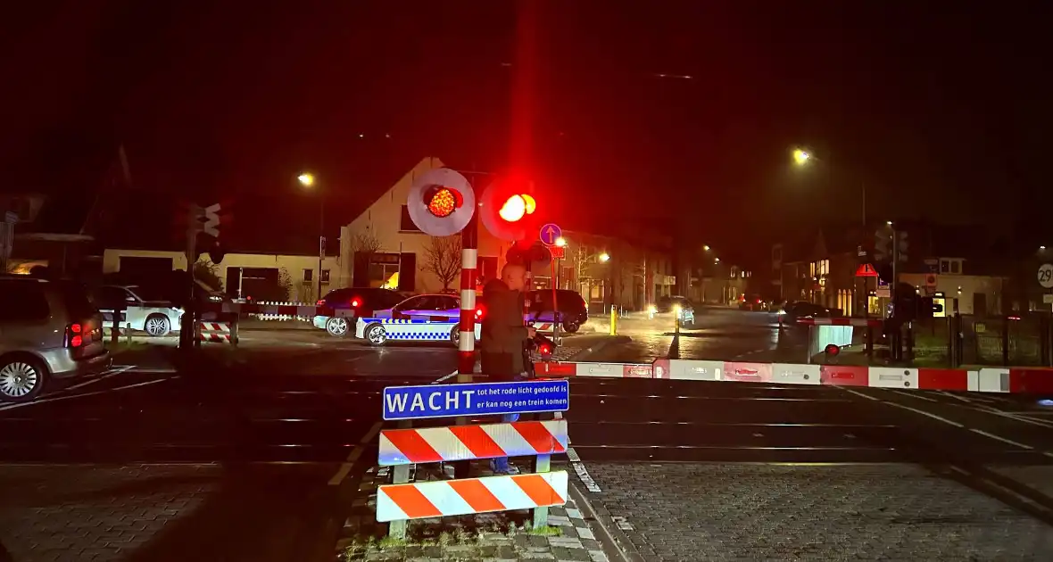 Auto geramd door trein op spoorwegovergang - Foto 2
