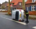 Bestuurster raakt boom, auto belandt op zijkant