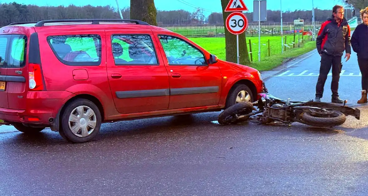 Brommerrijder botst op afslaande auto