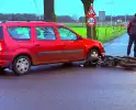 Brommerrijder botst op afslaande auto