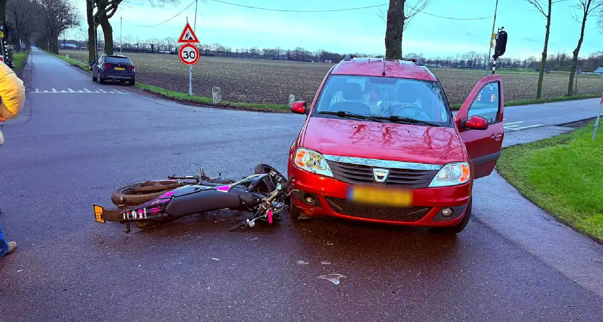 Brommerrijder botst op afslaande auto - Foto 1