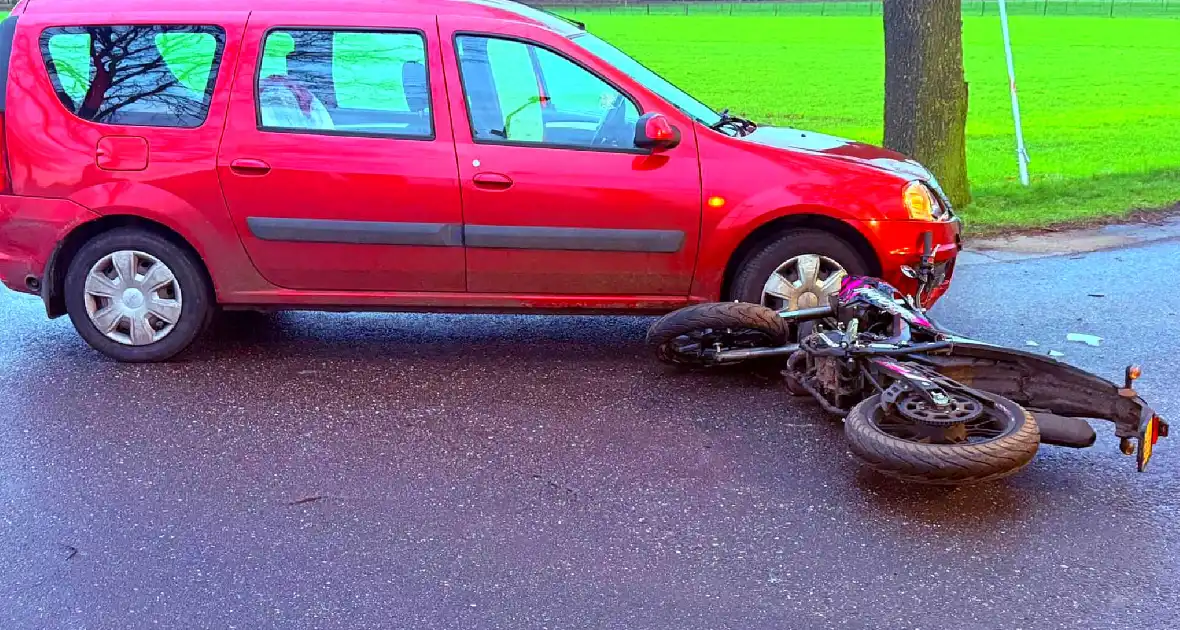 Brommerrijder botst op afslaande auto - Foto 2