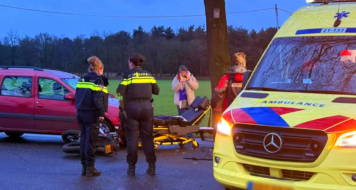 Brommerrijder botst op afslaande auto - Foto 3