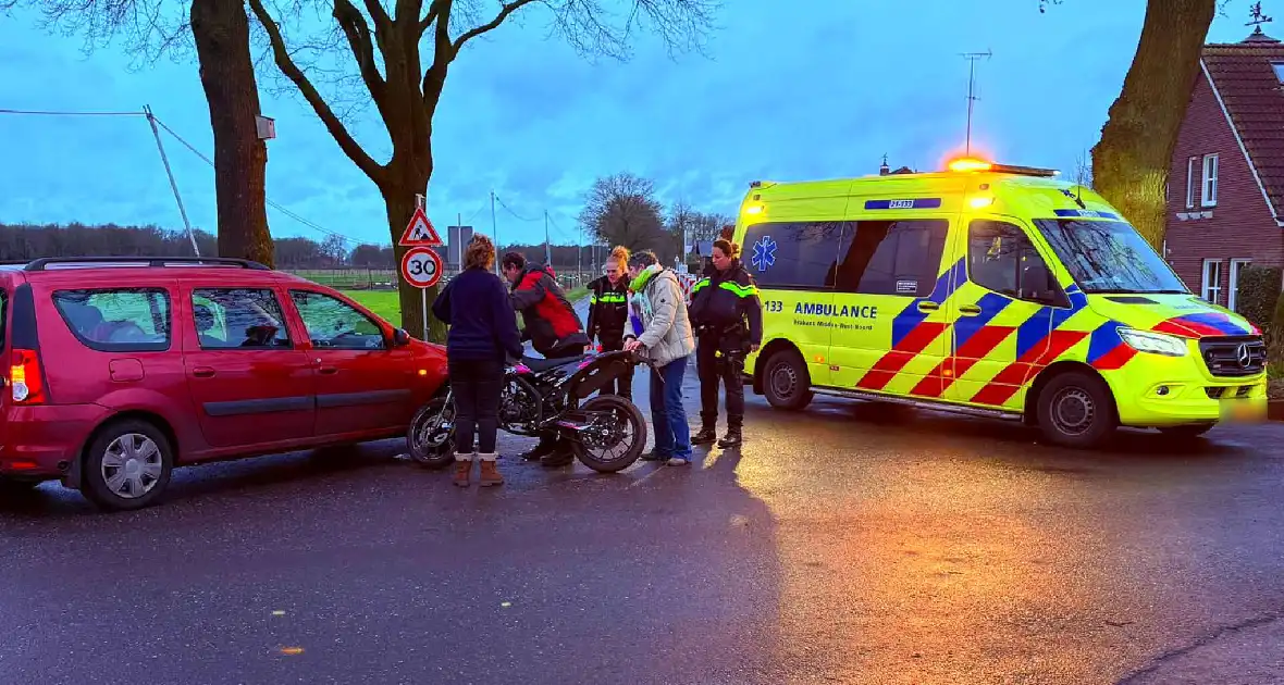 Brommerrijder botst op afslaande auto - Foto 4