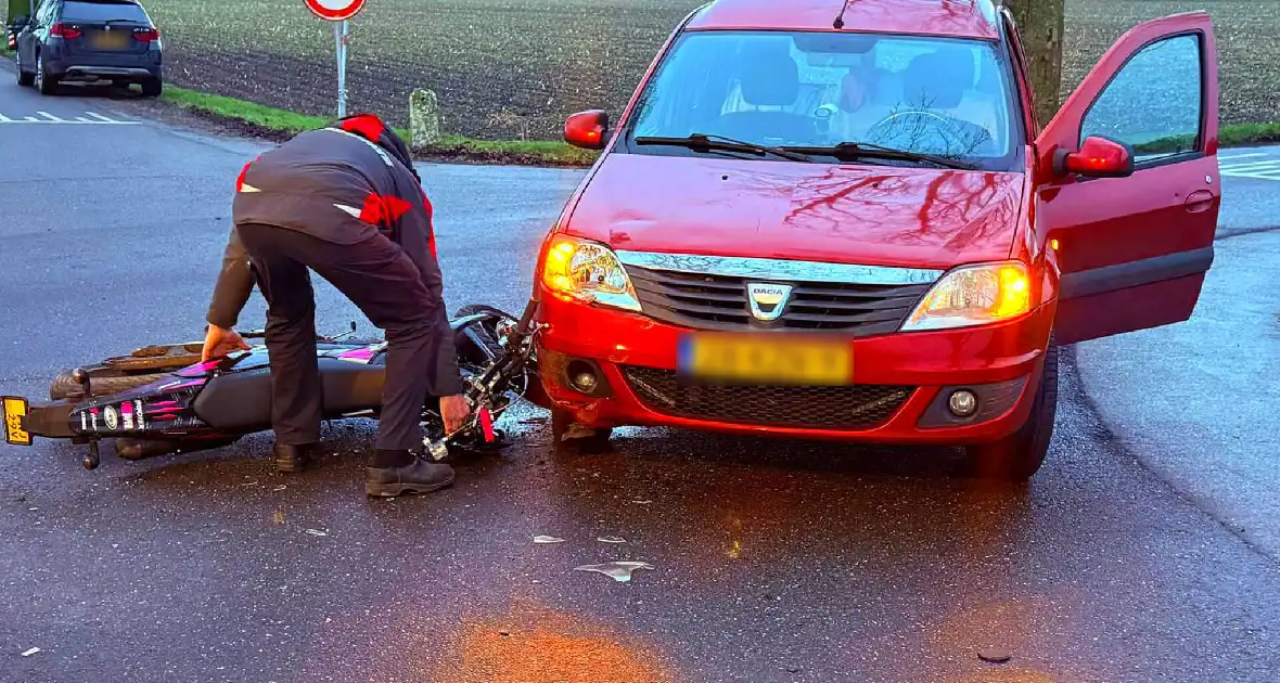 Brommerrijder botst op afslaande auto - Foto 5