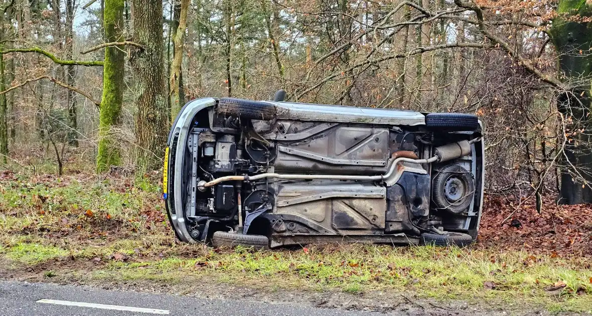 Auto belandt op zijkant naast weg - Foto 1