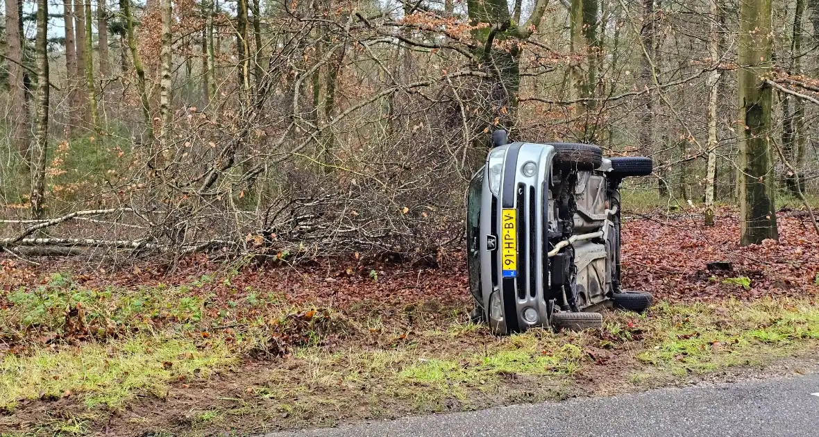 Auto belandt op zijkant naast weg - Foto 2