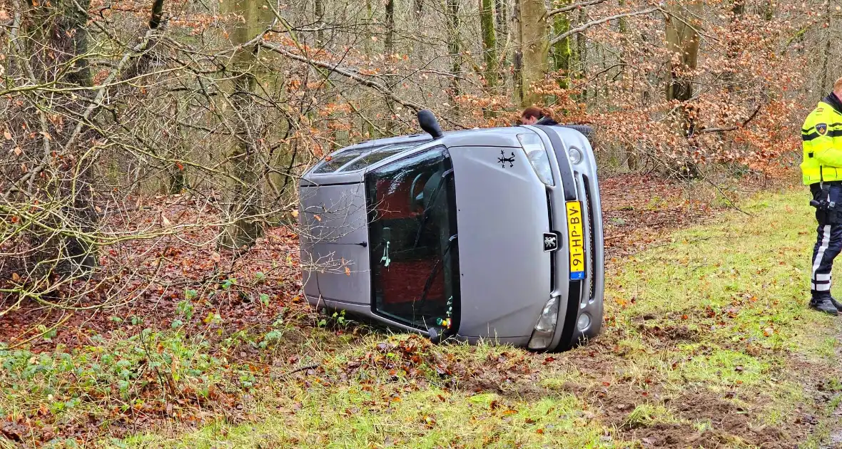 Auto belandt op zijkant naast weg - Foto 3