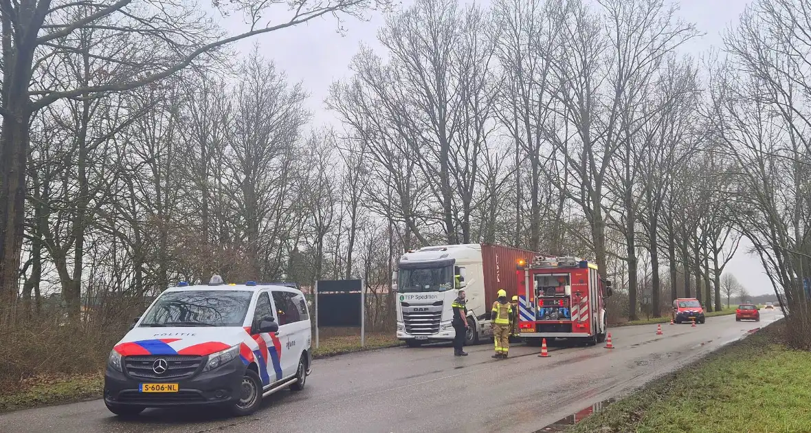 Brandweer controleert vrachtwagentrailer na brandmelding