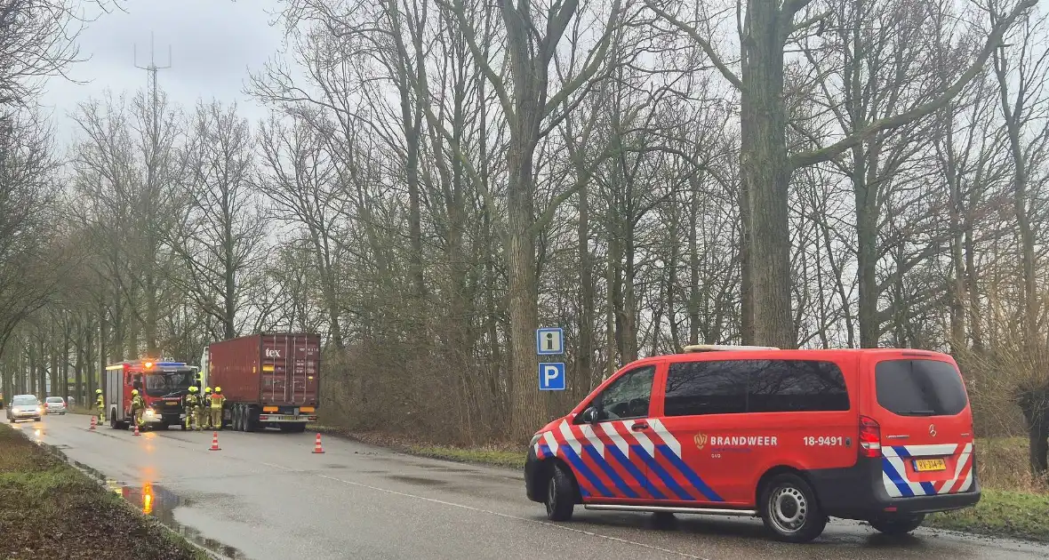 Brandweer controleert vrachtwagentrailer na brandmelding - Foto 1