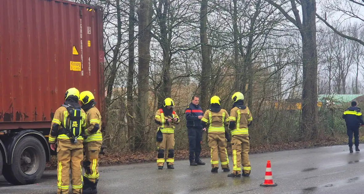 Brandweer controleert vrachtwagentrailer na brandmelding - Foto 10