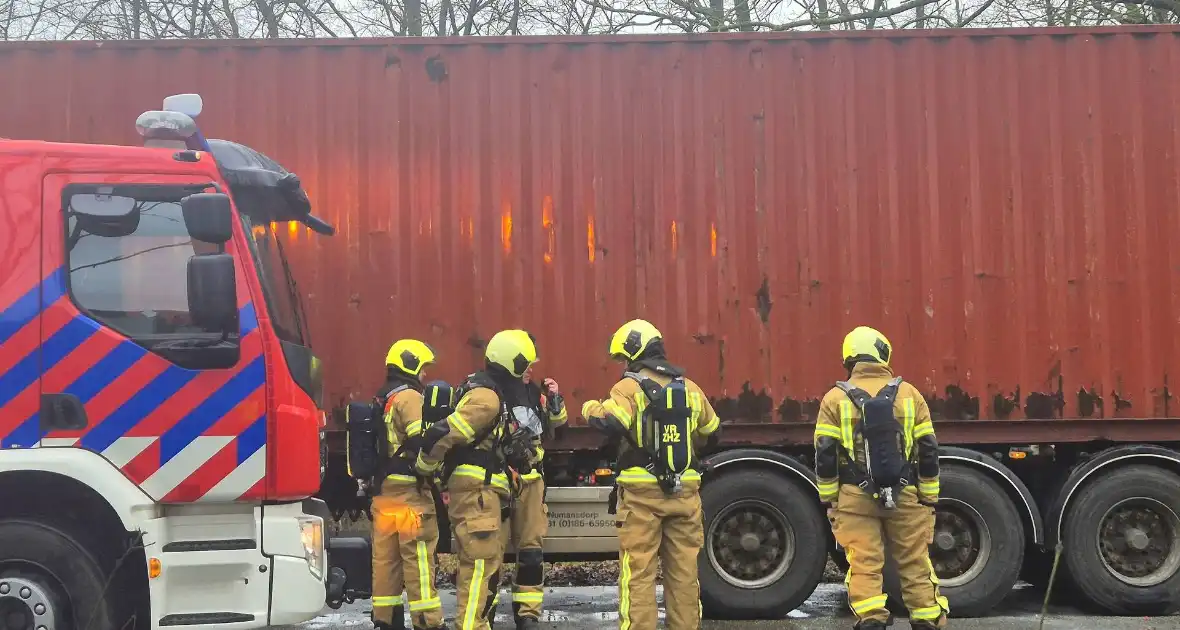 Brandweer controleert vrachtwagentrailer na brandmelding - Foto 2