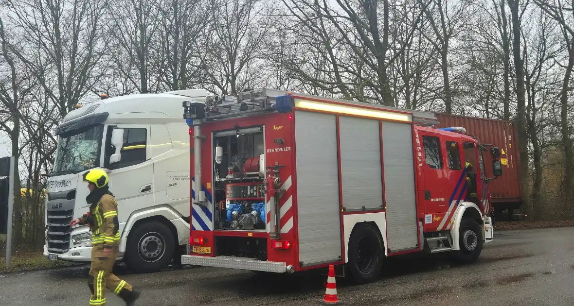 Brandweer controleert vrachtwagentrailer na brandmelding - Foto 3