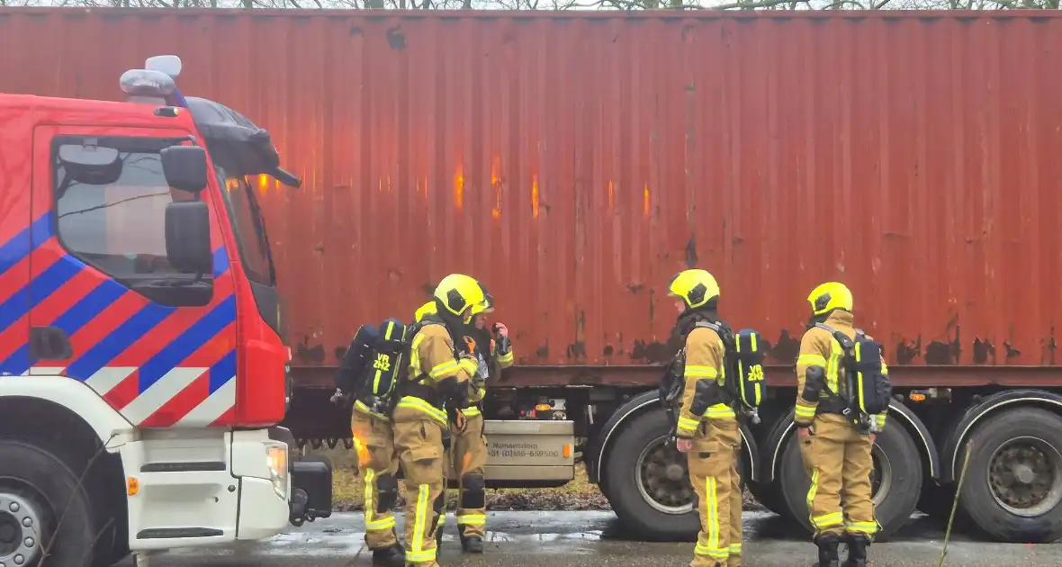 Brandweer controleert vrachtwagentrailer na brandmelding - Foto 4