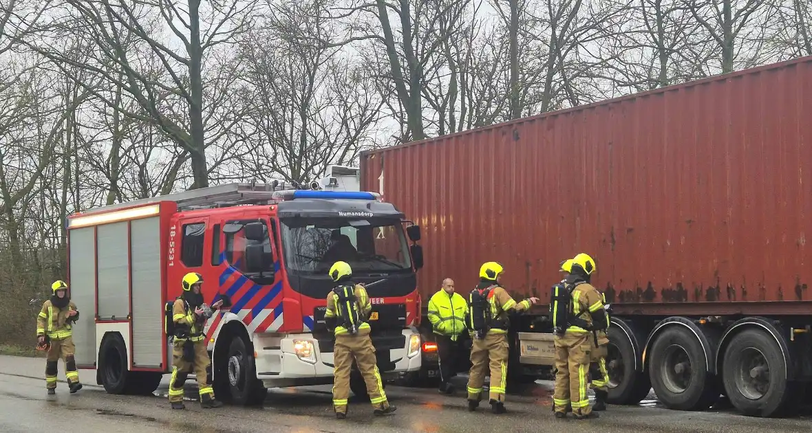 Brandweer controleert vrachtwagentrailer na brandmelding - Foto 5