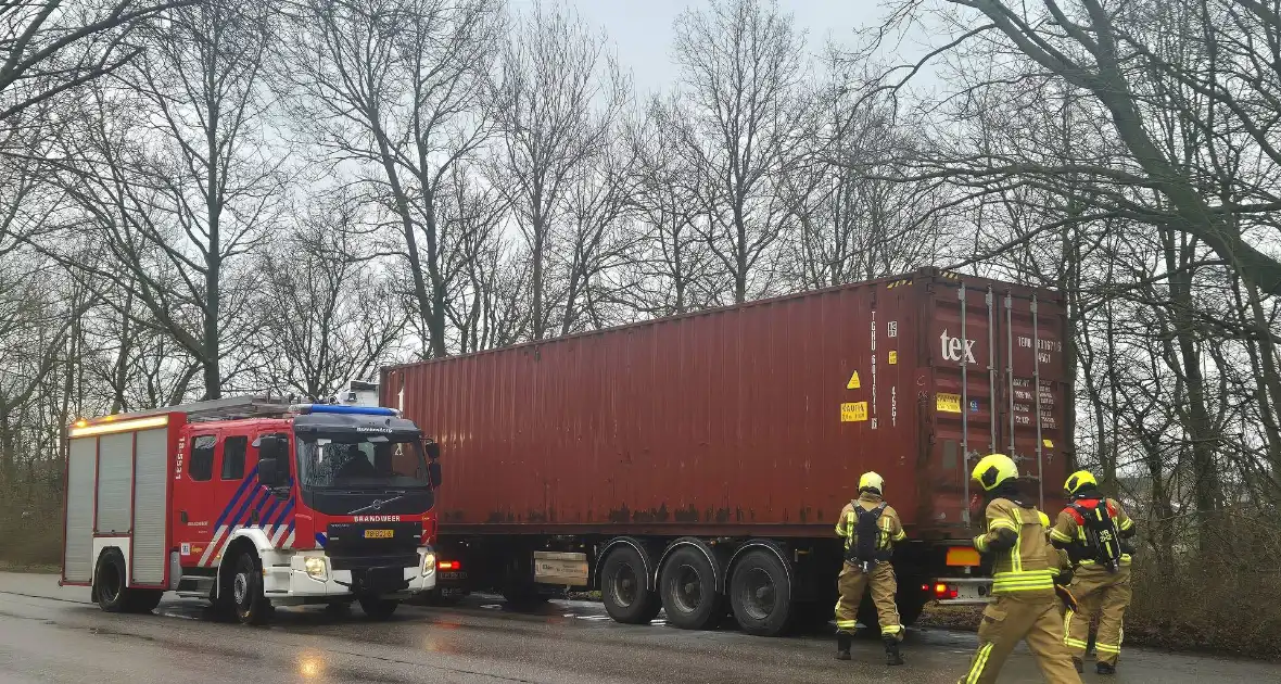 Brandweer controleert vrachtwagentrailer na brandmelding - Foto 6