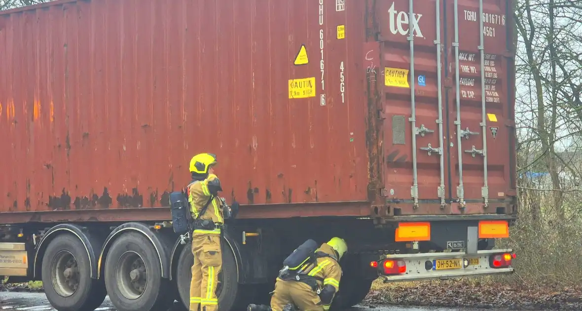 Brandweer controleert vrachtwagentrailer na brandmelding - Foto 7