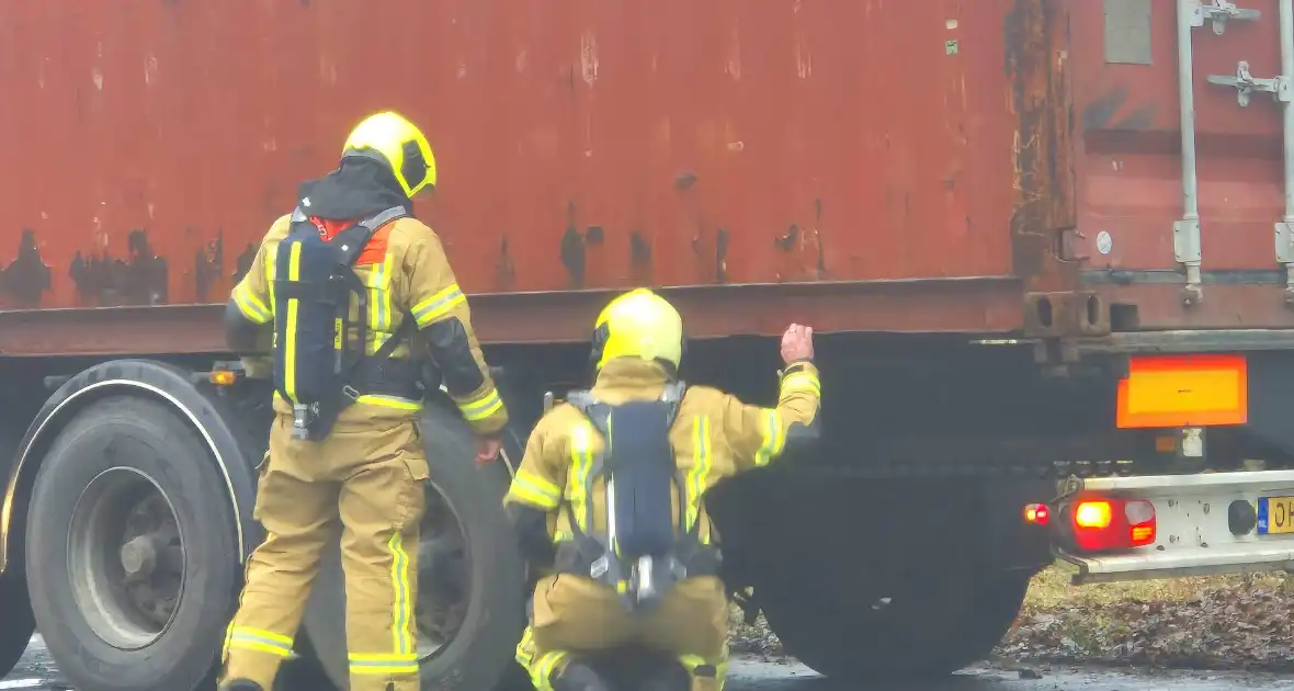 Brandweer controleert vrachtwagentrailer na brandmelding - Foto 8