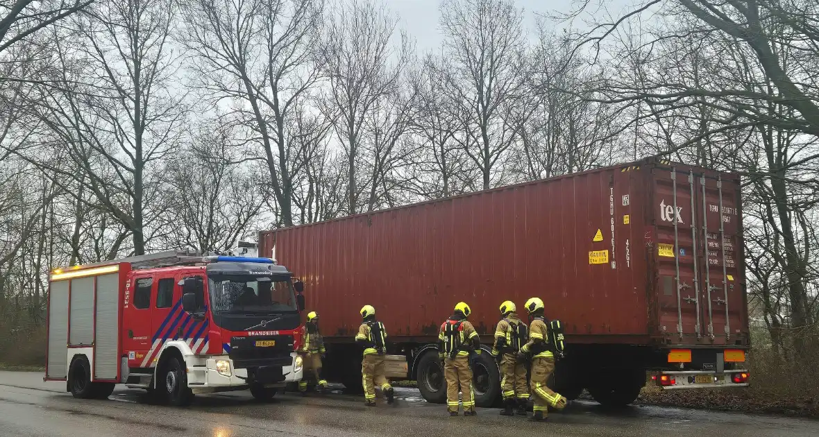 Brandweer controleert vrachtwagentrailer na brandmelding - Foto 9