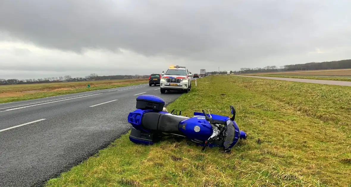 Motorrijder glijdt uit en raakt gewond