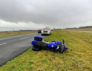 Motorrijder glijdt uit en raakt gewond