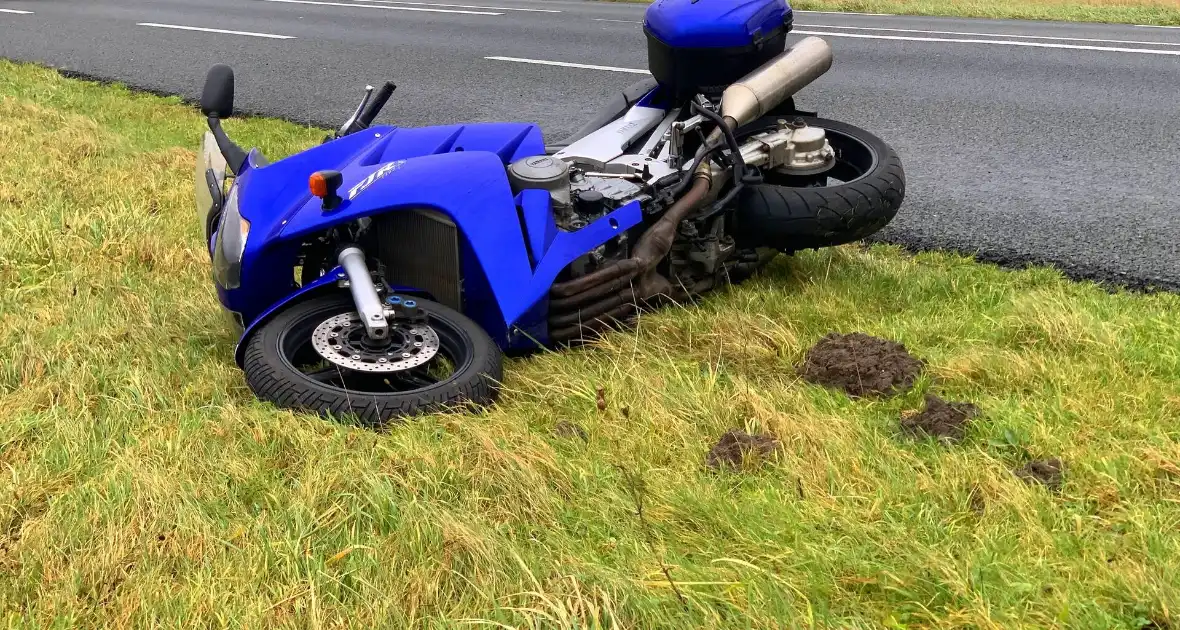 Motorrijder glijdt uit en raakt gewond - Foto 2