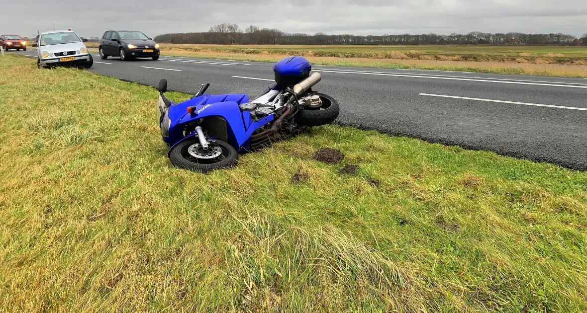 Motorrijder glijdt uit en raakt gewond - Foto 3