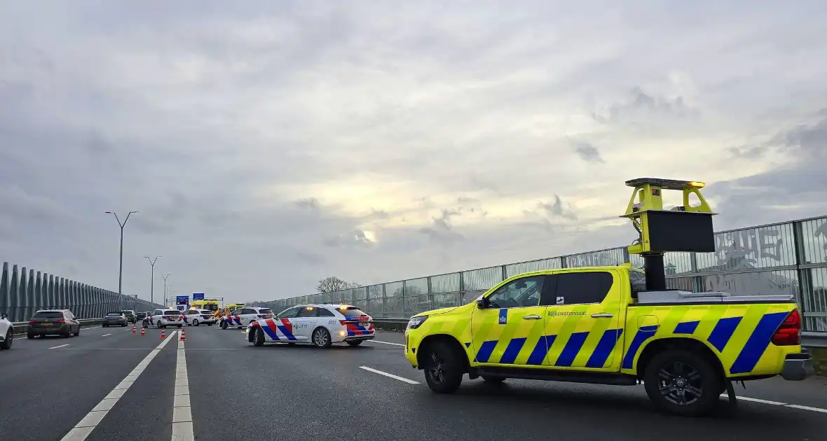 Snelweg afgesloten na ongeval - Foto 2