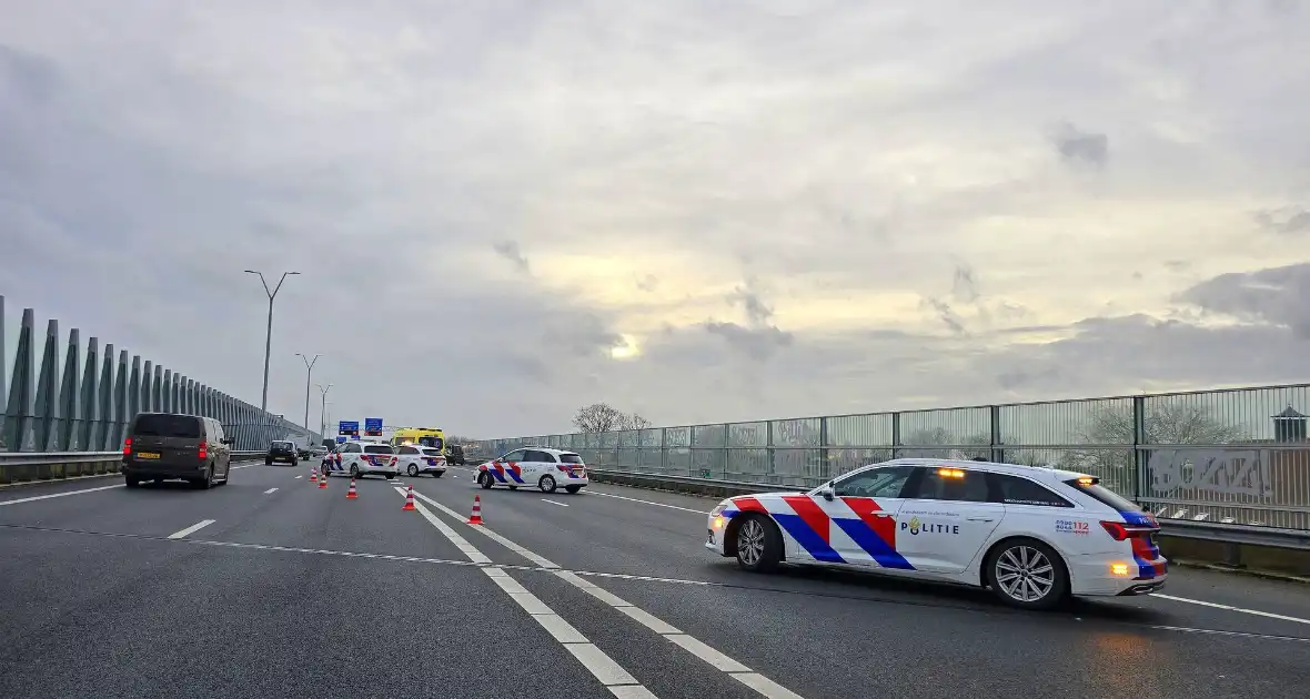 Snelweg afgesloten na ongeval - Foto 3