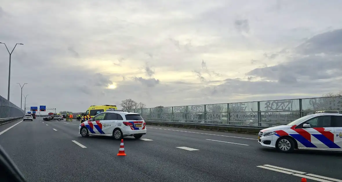 Snelweg afgesloten na ongeval - Foto 5