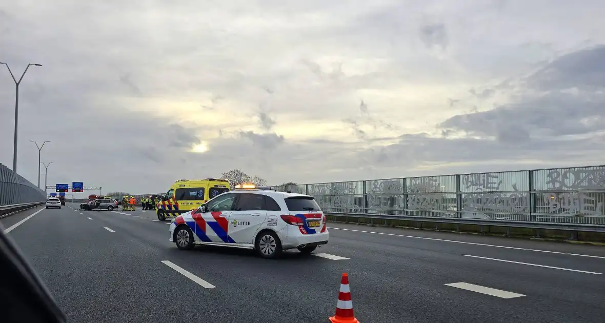 Snelweg afgesloten na ongeval - Foto 6