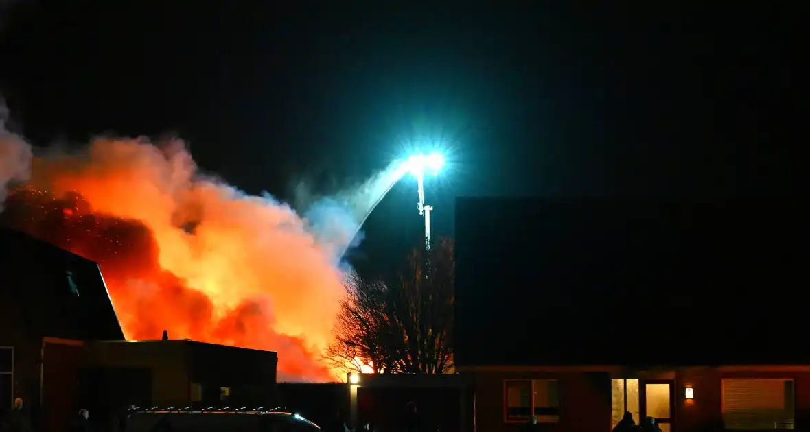 Felle uitslaande brand in loods met auto's - Foto 2