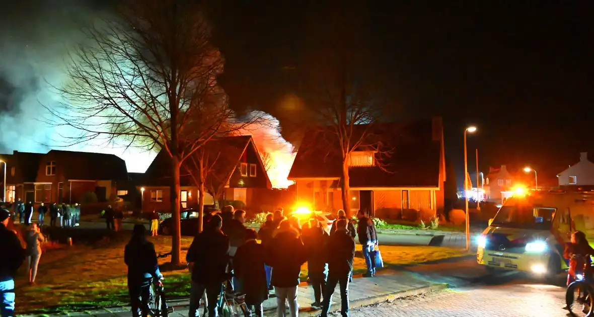 Felle uitslaande brand in loods met auto's - Foto 3