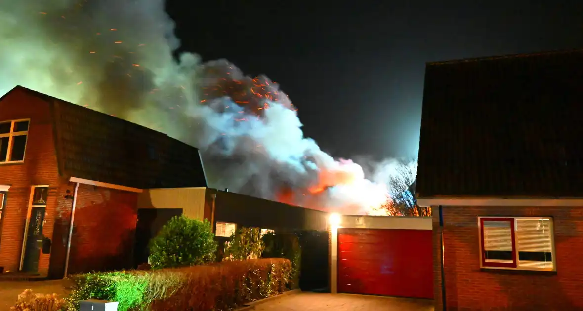 Felle uitslaande brand in loods met auto's - Foto 4