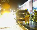 Brandweer blust brand in voertuig