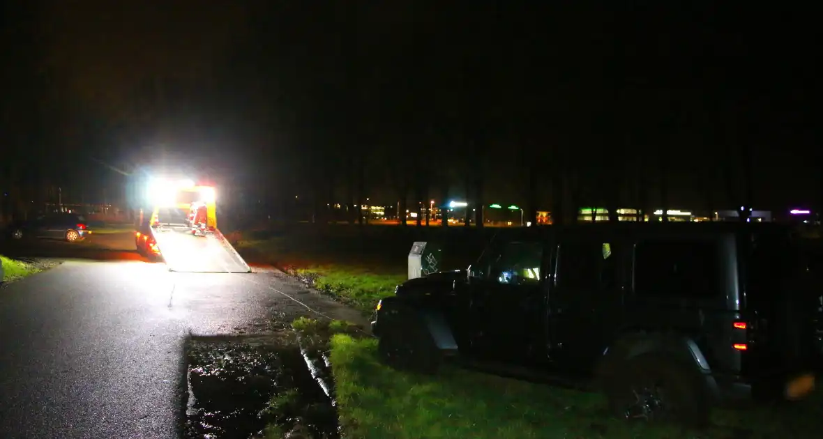 Automobilist komt vast te zitten in drassige grasveld