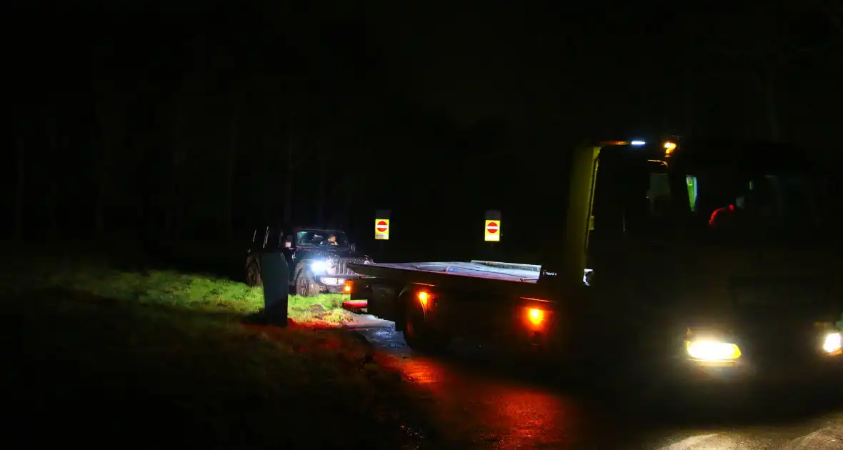 Automobilist komt vast te zitten in drassige grasveld - Foto 1