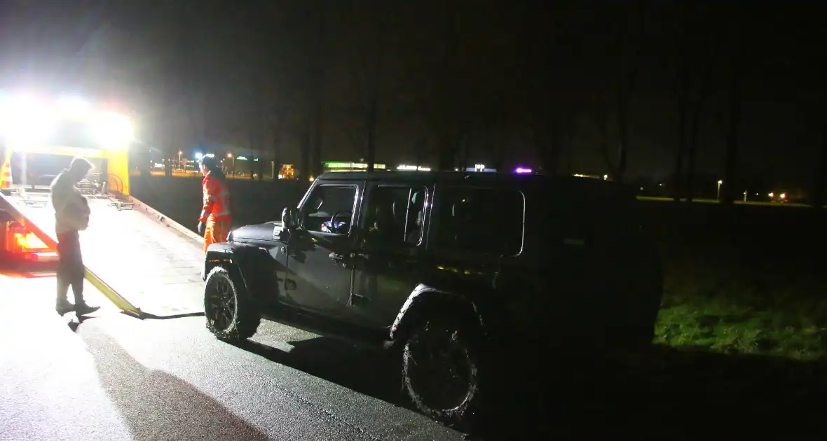 Automobilist komt vast te zitten in drassige grasveld - Foto 3