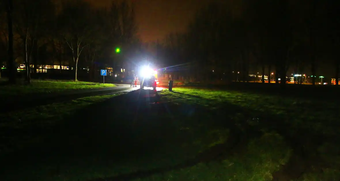 Automobilist komt vast te zitten in drassige grasveld - Foto 4