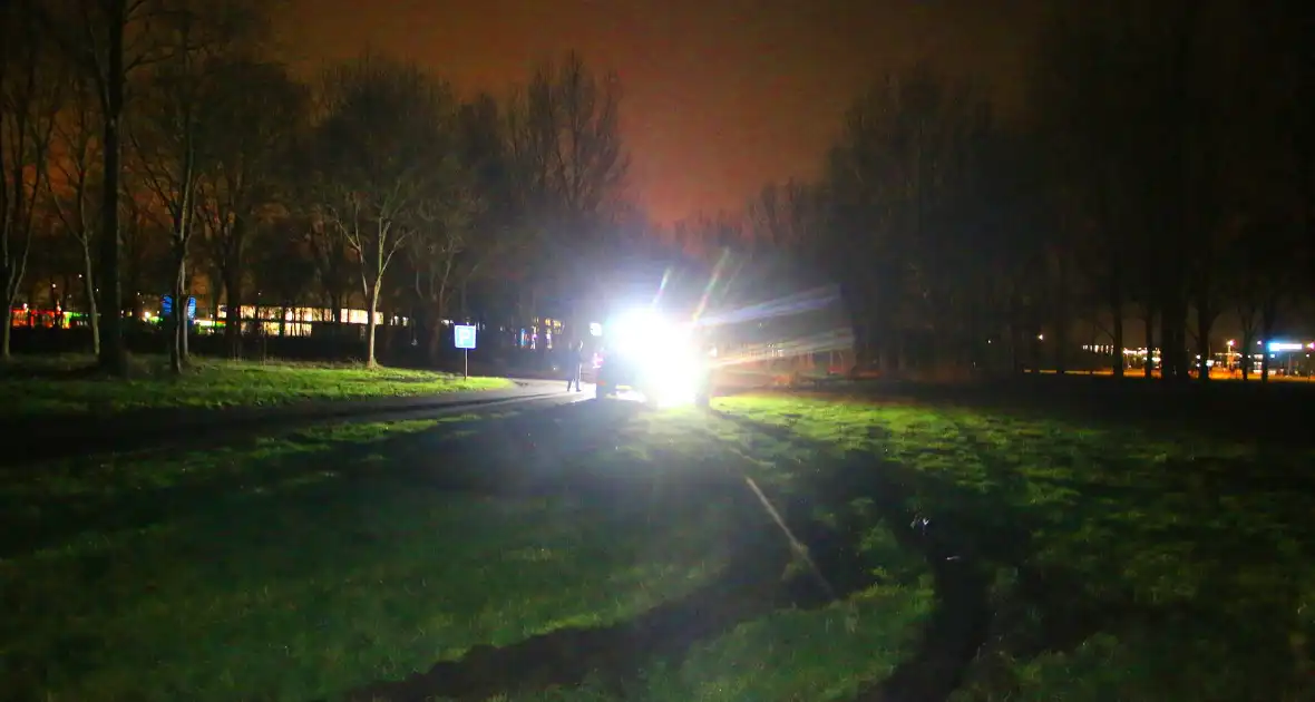 Automobilist komt vast te zitten in drassige grasveld - Foto 5