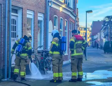 Deur van woning besmeurd met afbijtmiddel