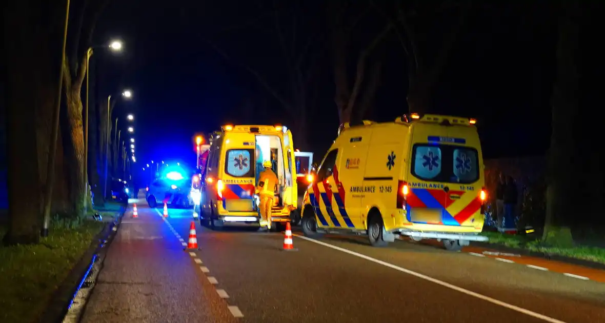 Automobilist belandt tegen een boom - Foto 3