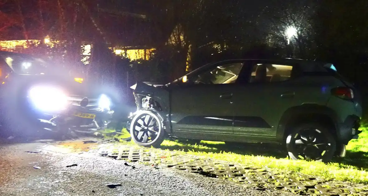 Automoblist rijdt hard in op geparkeerde auto's