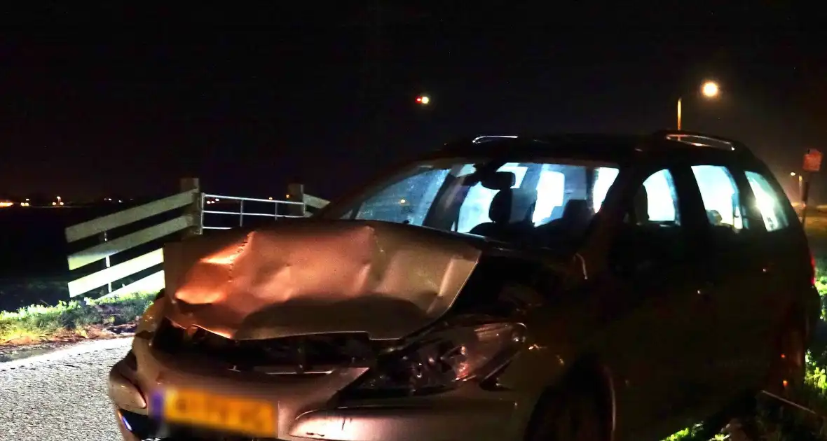 Automoblist rijdt hard in op geparkeerde auto's - Foto 5