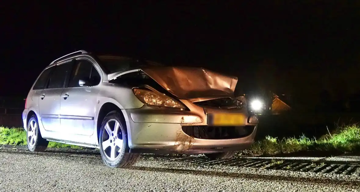Automoblist rijdt hard in op geparkeerde auto's - Foto 6