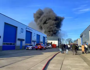 Enorme rookwolken bij grote industriebrand