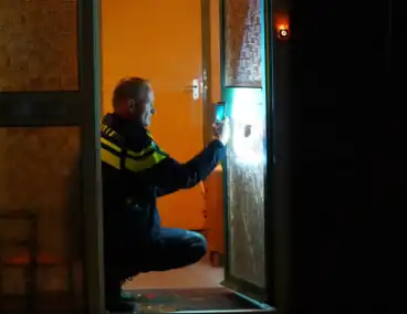 Explosief beschadigd voordeur van een woning, politie doet onderzoek