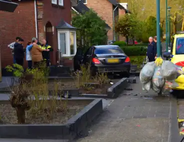 Automobilist eindigt in voortuin van woning