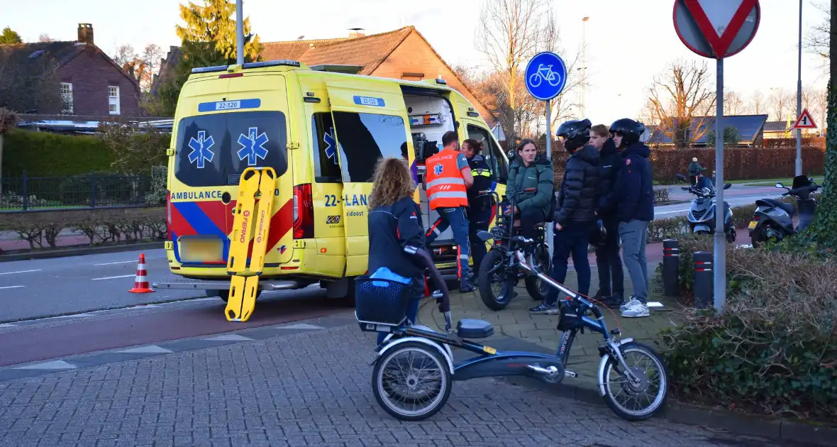 Vrouw op driewieler gewond bij botsing