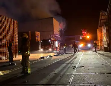 Zeer grote uitslaande brand bij bedrijfspand